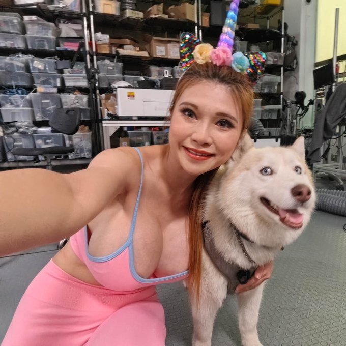 Two pretty girls preening for the camera😁 https://t.co/YzGVUs4a82