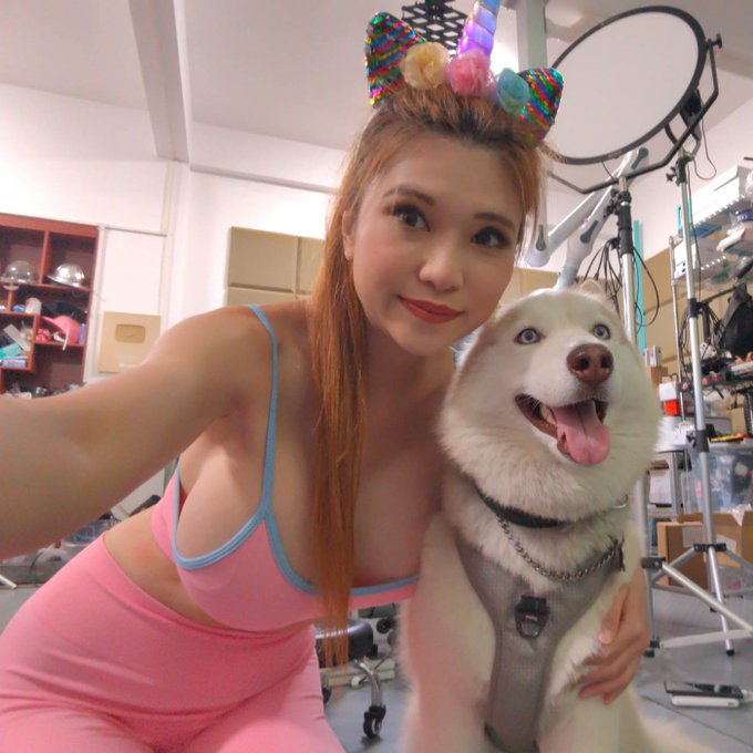 Two pretty girls preening for the camera😁 https://t.co/YzGVUs4a82