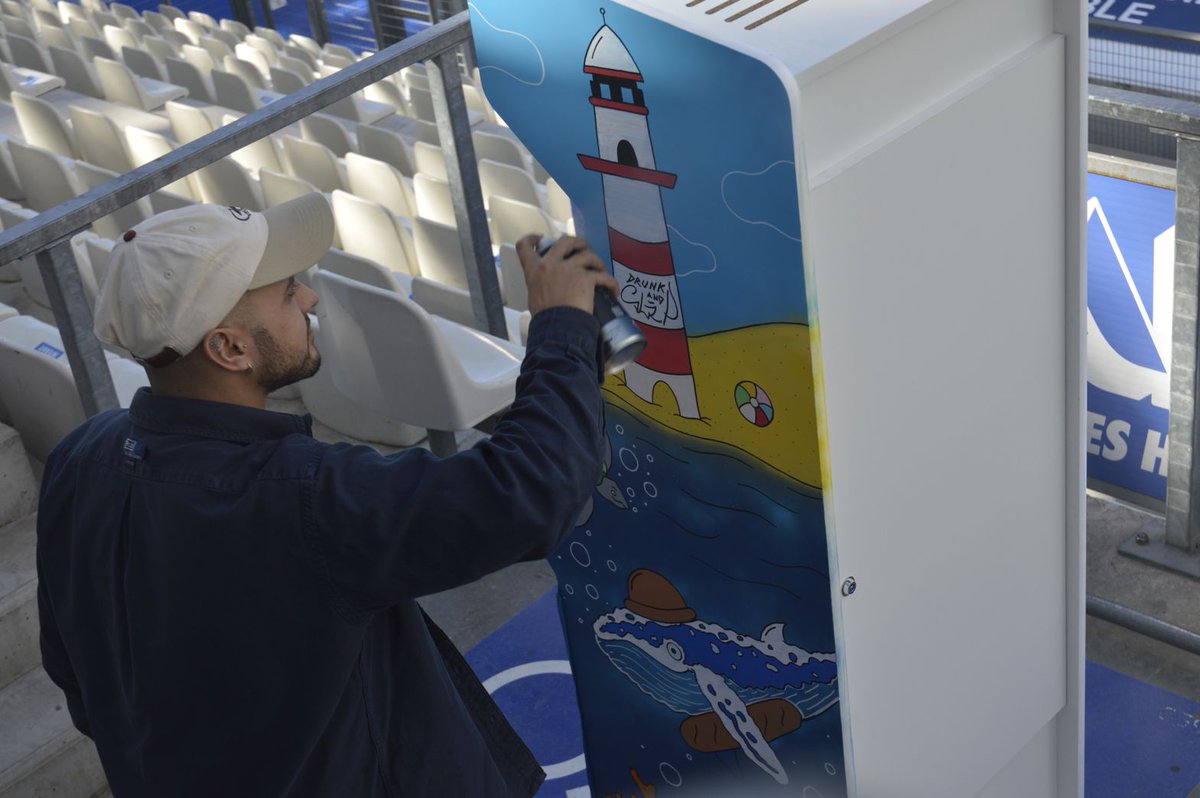 arcade_for_good's tweet photo. Il y a presque 1 an, au @stadedesalpes (@FCGrugby @GF38_Officiel), une de nos bornes d’arcades solidaires était inaugurée par @GroupeMare lors de l’événement Horizon9.

Longue vie à la borne d’arcade solidaire nommée par l’artiste @drunkandslipnft : “La folle vie aquatique” 🐟 https://t.co/kok8BE9nPk