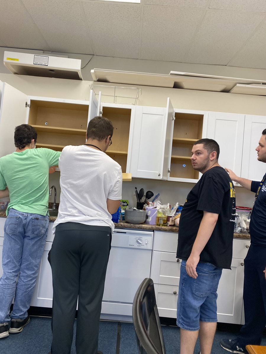 Basketmomma7's tweet image. Shopping and organizing the cabinets in our apartment for the new year
🧽 🛒
#transitioned #independence 
#communitybasedinstruction
#authenticlearning @BrianBaylor21 
#teamwork #decisionmaking