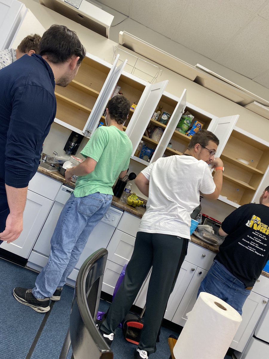 Basketmomma7's tweet image. Shopping and organizing the cabinets in our apartment for the new year
🧽 🛒
#transitioned #independence 
#communitybasedinstruction
#authenticlearning @BrianBaylor21 
#teamwork #decisionmaking
