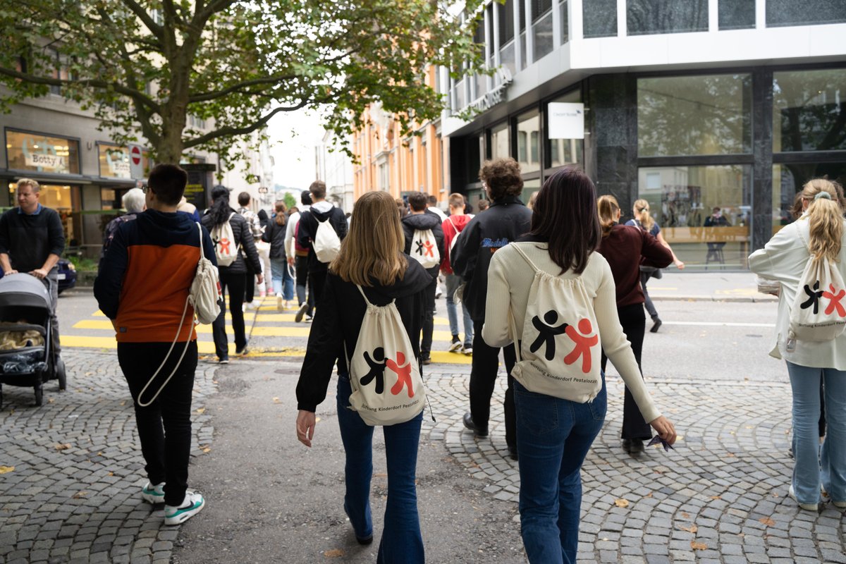 Zum heutigen #TagDerDemokratie gingen wir mit Schulklassen aus Gerlafingen und Bosnien und Herzegowina auf die Strasse.✊🕊️ 

#kinderdorfpestalozzi #swissdemocracyday2022 #demokratie @Camp_Demokratie