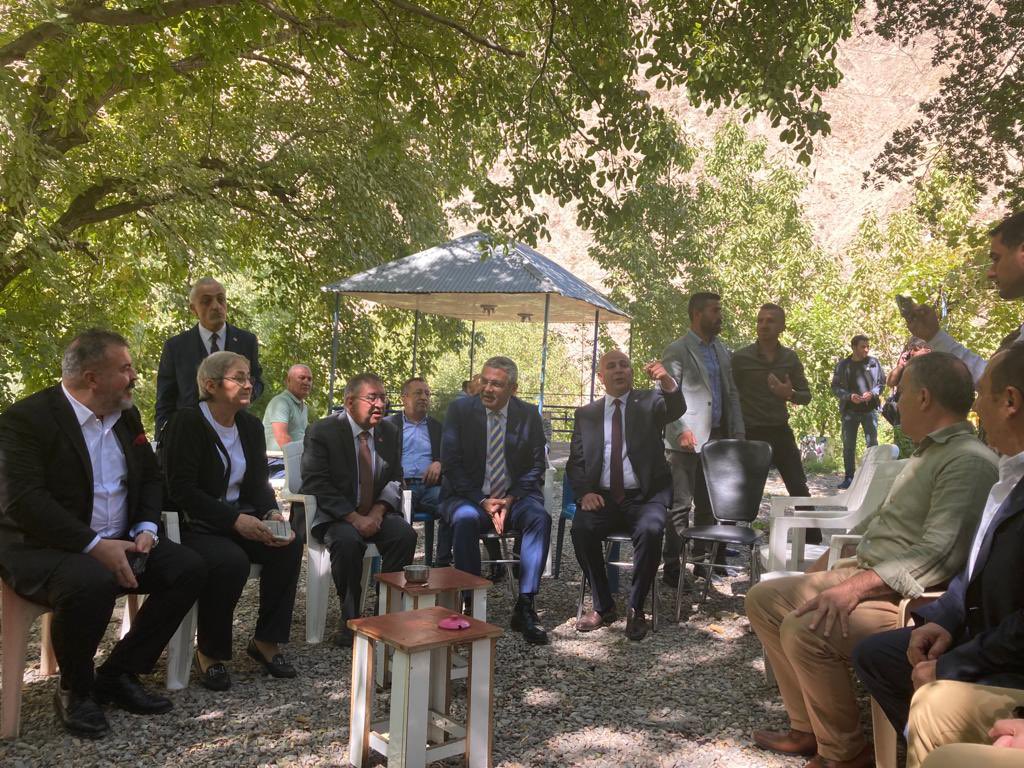 oguzksalici's tweet photo. Doğu Masası kapsamında yaptığımız çalışmalar için bugün Hakkâri'ye geldik.

Hakkâri'deki sıcak ve samimi karşılama için tüm dostlarımıza teşekkür ederim. Türkiye'nin batısında da doğusunda da aynı ilgi, alaka ve güzel duygularla karşılanmak doğru yolda olduğumuzun göstergesidir. https://t.co/fBZXGZbvp7