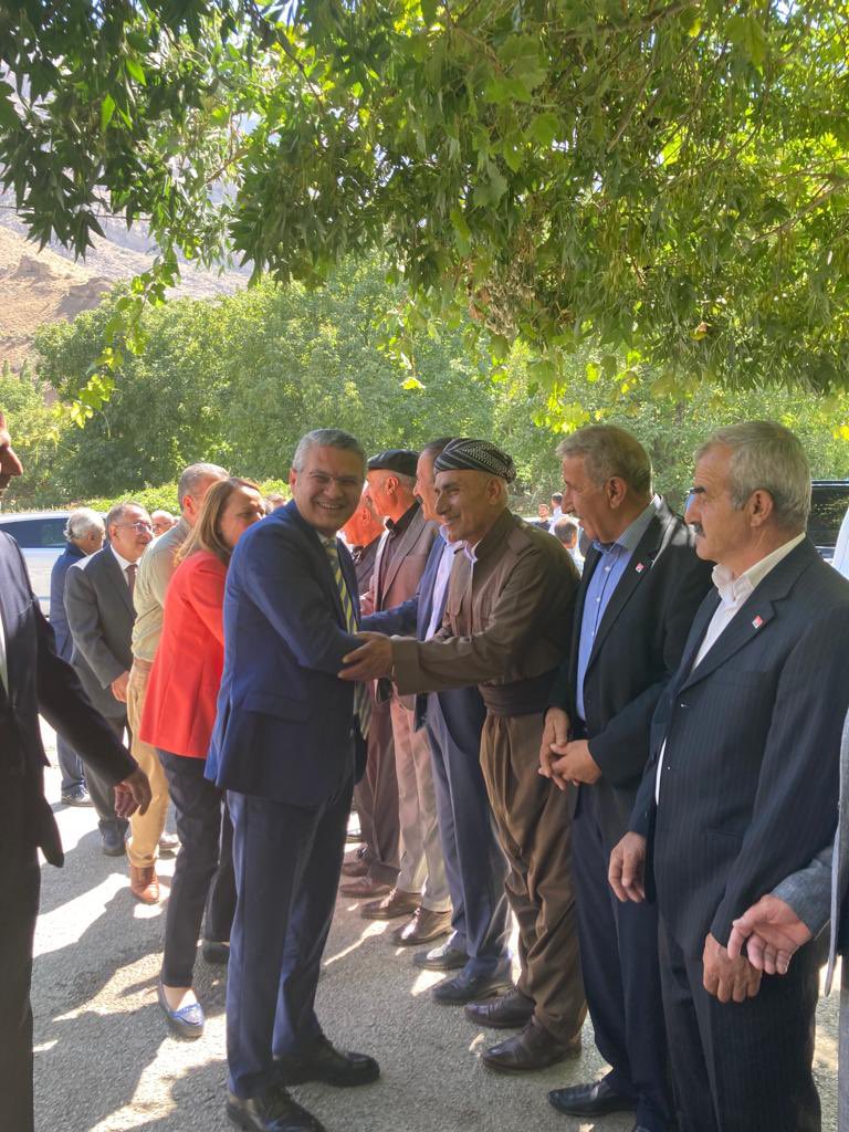 oguzksalici's tweet photo. Doğu Masası kapsamında yaptığımız çalışmalar için bugün Hakkâri'ye geldik.

Hakkâri'deki sıcak ve samimi karşılama için tüm dostlarımıza teşekkür ederim. Türkiye'nin batısında da doğusunda da aynı ilgi, alaka ve güzel duygularla karşılanmak doğru yolda olduğumuzun göstergesidir. https://t.co/fBZXGZbvp7