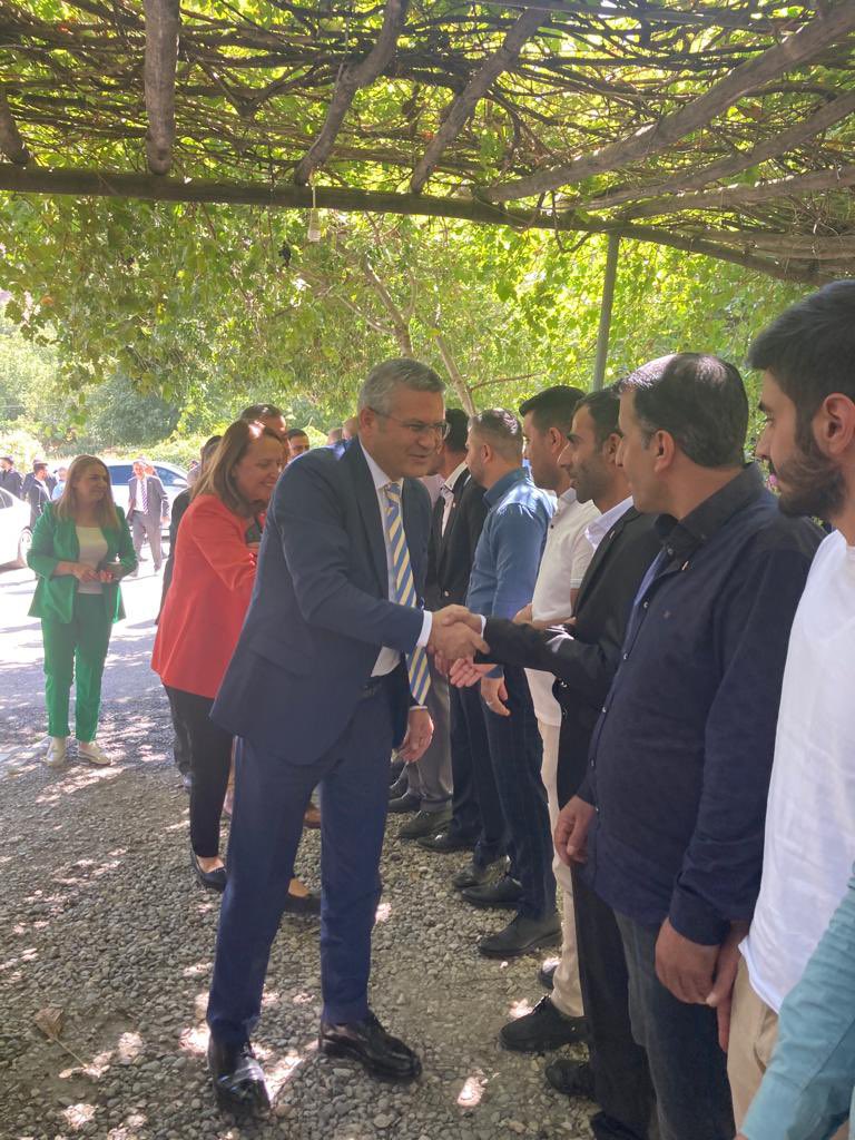 oguzksalici's tweet photo. Doğu Masası kapsamında yaptığımız çalışmalar için bugün Hakkâri'ye geldik.

Hakkâri'deki sıcak ve samimi karşılama için tüm dostlarımıza teşekkür ederim. Türkiye'nin batısında da doğusunda da aynı ilgi, alaka ve güzel duygularla karşılanmak doğru yolda olduğumuzun göstergesidir. https://t.co/fBZXGZbvp7