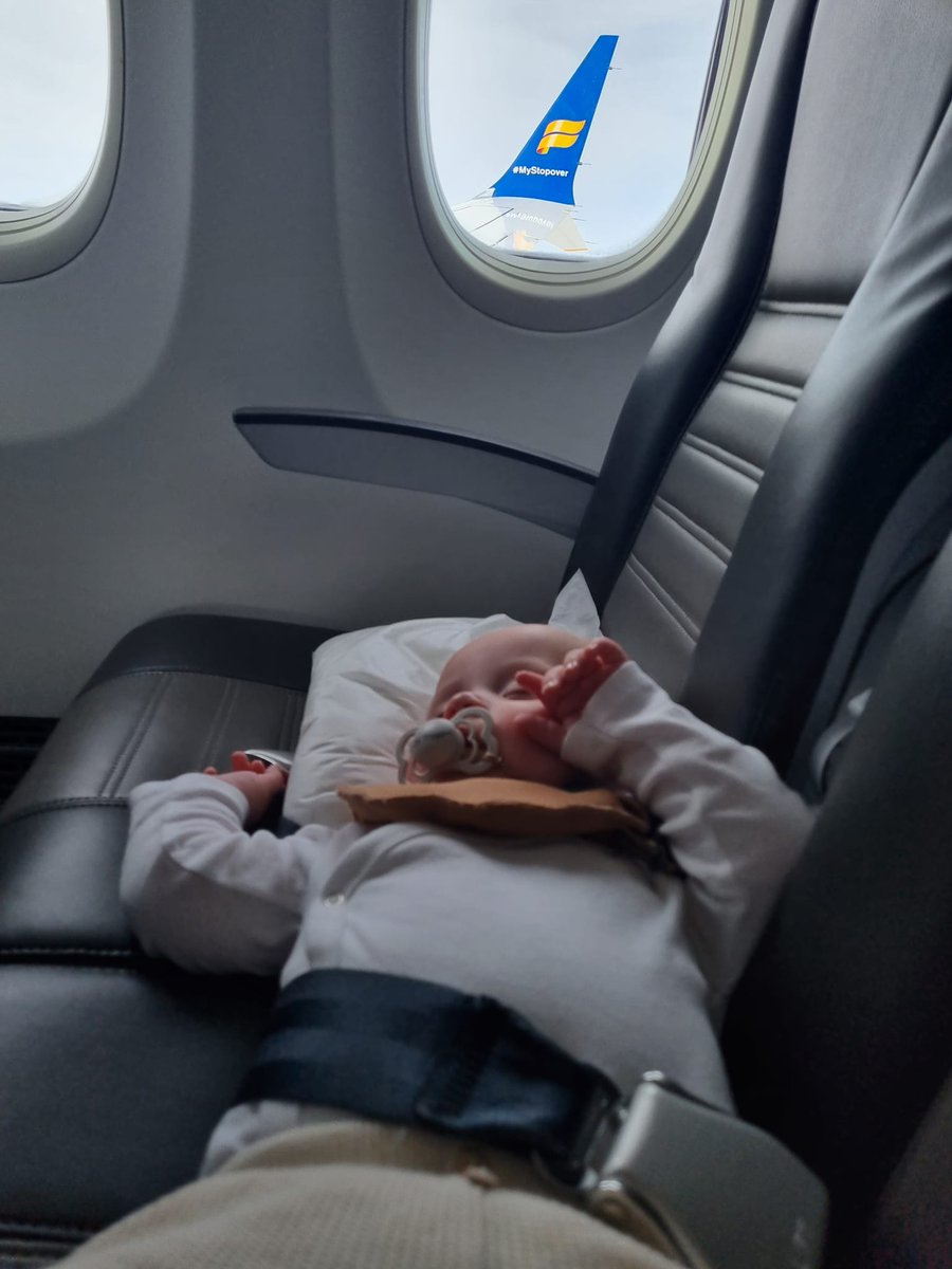 This tiny passenger knows the importance of a good stretch, which is not surprising given his mom coaches one of the Icelandic Gymnastics Teams and his dad is an Icelandair pilot. Father and son recently flew with us to go watch mom’s team compete. 🤸‍♀️🤸🤸‍♂️ bit.ly/for-those-who-…