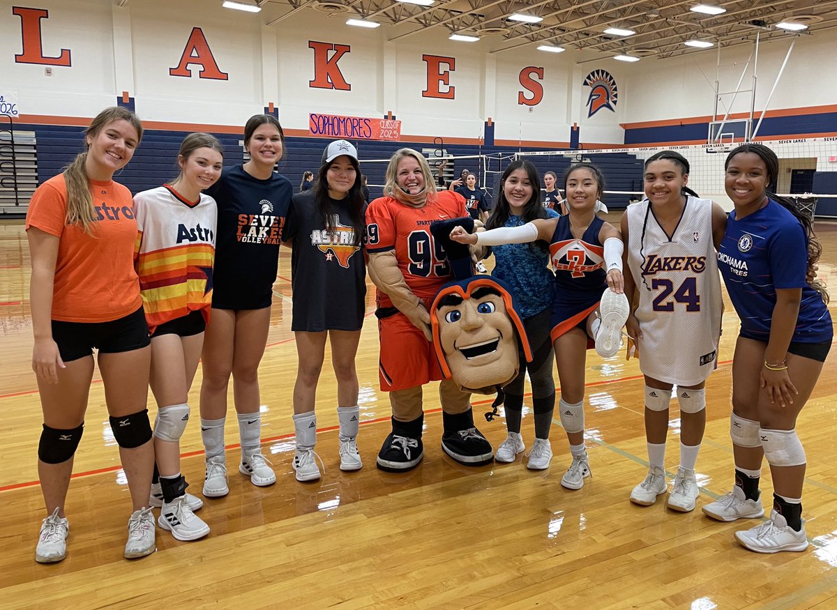7LakesVBnews's tweet photo. Yesterday was theme day for subvarsity practice and they did not disappoint! Freshmen were decked in holiday attire and JV ran with a sports theme. Coach Bierhause won best dress! 🏆🤣Thank you @SpiritofSLHS for letting us borrow Spartacus 💙🧡 https://t.co/F2qGUS2BKY