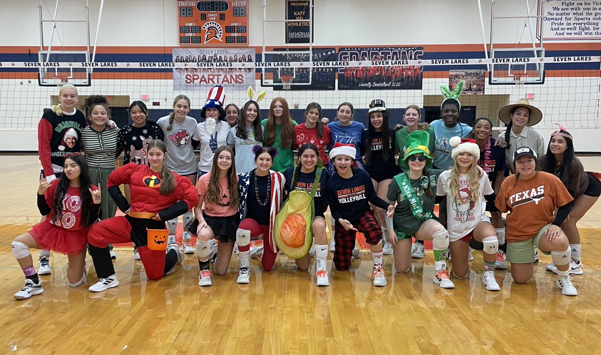 7LakesVBnews's tweet photo. Yesterday was theme day for subvarsity practice and they did not disappoint! Freshmen were decked in holiday attire and JV ran with a sports theme. Coach Bierhause won best dress! 🏆🤣Thank you @SpiritofSLHS for letting us borrow Spartacus 💙🧡 https://t.co/F2qGUS2BKY