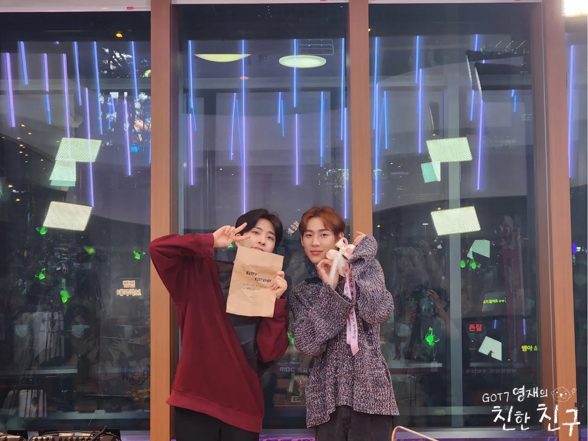 mbcbf_ever's tweet photo. 🦦친친 월간뱀뱀🦦
 
뱀뱀은 들으시오📢
"한 달에 한 번 보는 뱀뱀 얼굴이 
내 인생보다 재밌다 ♡친친♡"

#MBC #라디오 #GOT7영재의친한친구 #친한친구 #친친 #갓세븐 #영재 #뱀뱀 https://t.co/NNavbb4gbj