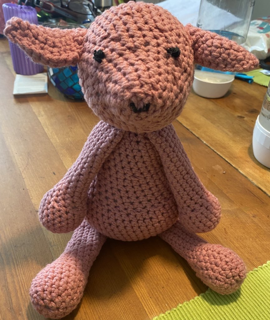 kelllis87's tweet photo. Ich geb zu ich hab den Thread etwas vernachlässigt, dafür ist das Schwein fertig geworden 😀
Das schwierigste war eigentlich nur das Annähen der Gliedmaßen und das Sticken 🙈
wie findet ihr ihn?
3/3
#edsanimals #häkeln #wolle #hobby https://t.co/XMeuLxQhuA