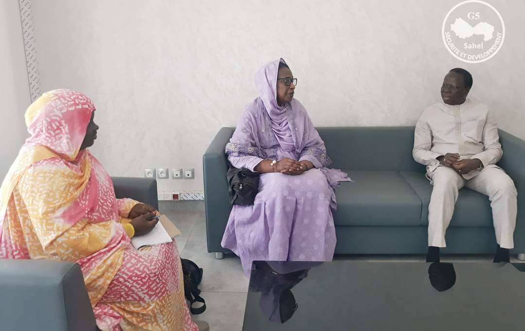 G5_Sahel_SE's tweet photo. Nouakchott, 15 septembre 2022- Le SE du #G5Sahel, @EricTiare1
a reçu la Coordinatrice de la Plateforme régionale des femmes du G5 Sahel, Mme Diyé Ba.
Au menu des échanges: le point sur les réalisations en cours par la plate-forme durant l’année 2022 et les perspectives d’avenir. https://t.co/R5jW3GQplE