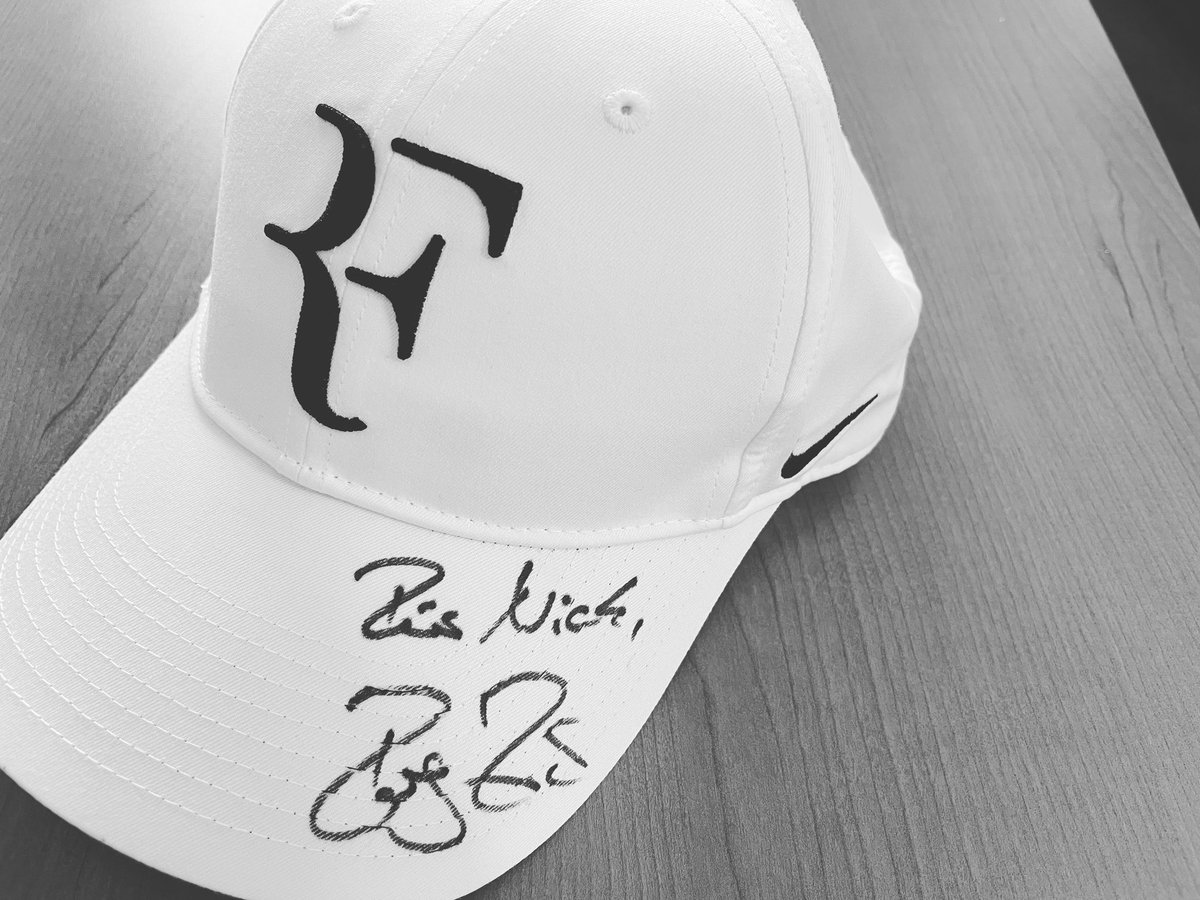 Bye, King Roger!
Danke für dein inspirierendes Talent, du warst stets begnadeter Künstler auf dem Court, nicht Arbeiter.
Ich habe sonst gar nichts mit Autogrammen und Widmungen am Hut, auf dieses Ding hier aber bin ich stolz. All the best!