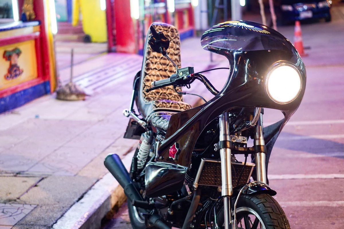 SutheeManee's tweet photo. (From Thailand) 🇹🇭+🇯🇵#BosozokubikeThailand #暴走族 #族車 #motorcycle #暴走族バイク#bosozokubikeSiam #bosozokustyle #bosozoku #gpxlegend #gpxlegend250twin #gpxlegend250 https://t.co/V7OpEVeWax
