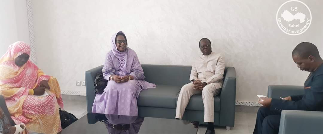 G5_Sahel_SE's tweet photo. Nouakchott, 15 septembre 2022- Le SE du #G5Sahel, @EricTiare1
a reçu la Coordinatrice de la Plateforme régionale des femmes du G5 Sahel, Mme Diyé Ba.
Au menu des échanges: le point sur les réalisations en cours par la plate-forme durant l’année 2022 et les perspectives d’avenir. https://t.co/R5jW3GQplE