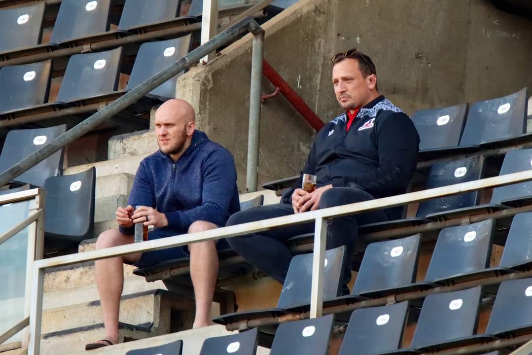 Soos 2 coaches wat analyse van die kant af.

Die naaste wat ek wel aan coach en kennis kom is dat ek en Jacques Nienaber dieselfde haarsny het

<a href="/jeanpierresmit1/">JP Smith</a> <a href="/Ruan_Twin/">Ruan Smith 🇿🇦</a> <a href="/RassieRugby/">Rassie Erasmus</a> <a href="/LionsRugbyCo/">Lions</a>