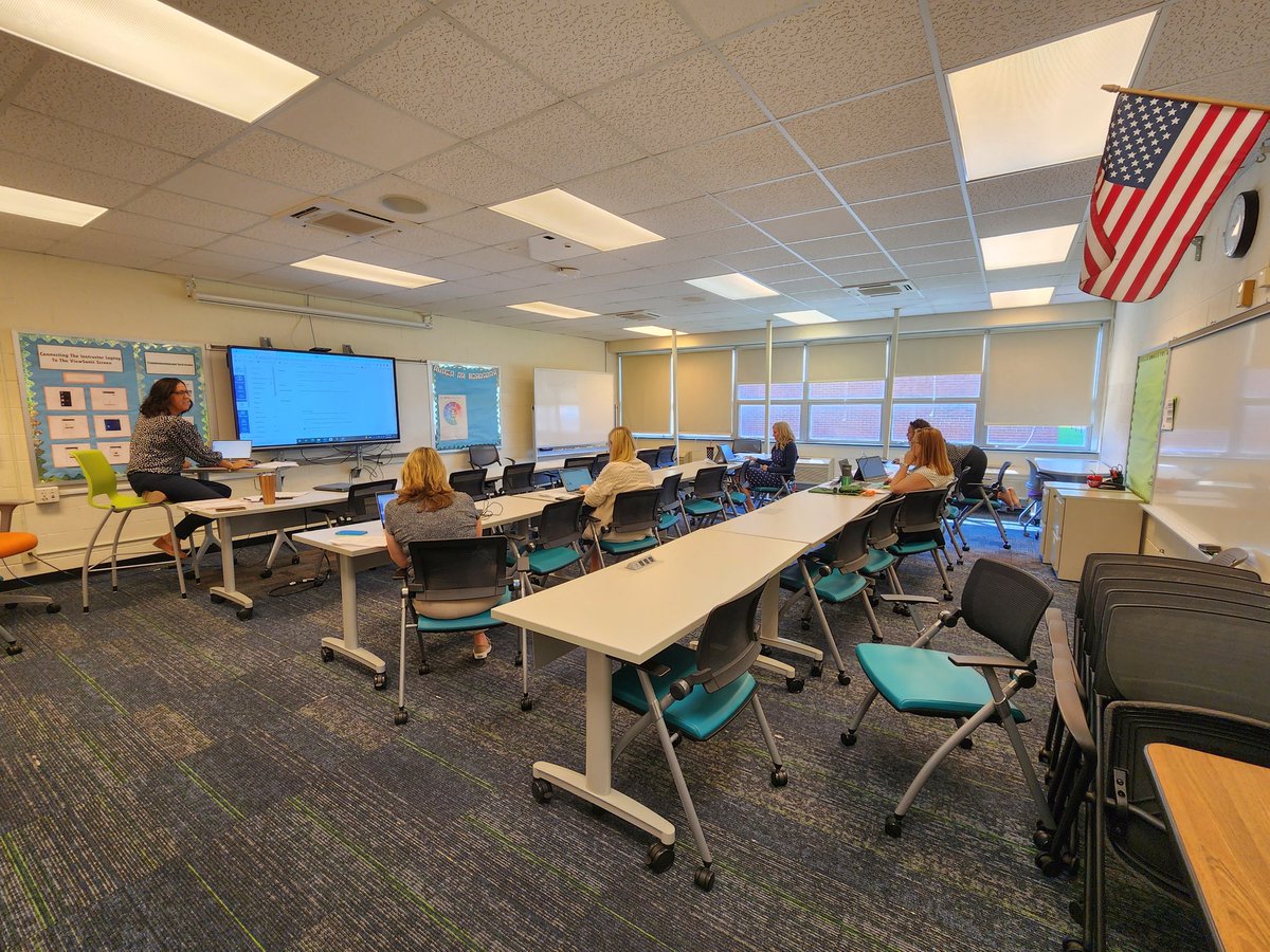 JaneneG's tweet photo. @teachlovesing is leading the @PGIVBCPS version of #CampCanvas. #LearningTogether https://t.co/DAfzkk901P
