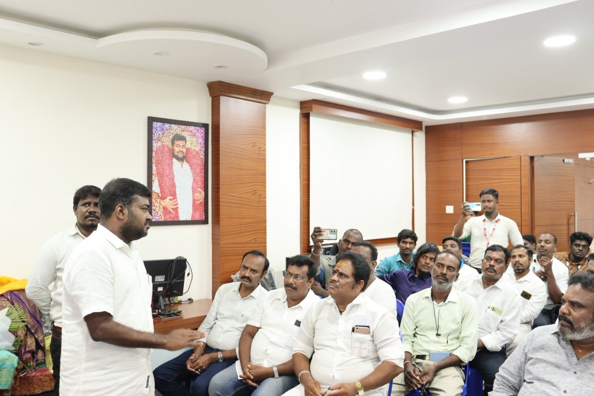 tndwwa's tweet photo. நமது #TNDWWA சங்கத்தின் 13_ஆம் ஆண்டு வெற்றி விழாவில் நமது நிறுவனத்தலைவர் டாக்டர் @kaizensukumar அவர்கள் சிறப்புரையாற்றி சங்கத்தின் உறுப்பினர்களோடு இணைந்து சாலை பாதுகாப்பு உறுதிமொழி ஏற்கப்பட்டது.🙏🙏 @METROPEOPLE1 @mkstalin @arivalayam #13yrssuccess #habitofsuccess #forthepeople https://t.co/gJEqsTi1ZU