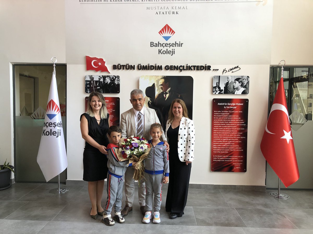 bk_tekirdag's tweet photo. Bahçeşehir Koleji Genel Müdür Yardımcımız Sn. Savaş Boyar ve Trakya Bölge Koordinatörümüz Sn. Sevtap Engin öğretmen ve öğrencilerimizle bir araya gelerek değerlendirmelerde ve iyi dileklerde bulundular. Kıymetli paylaşımları ve nazik ziyareti için teşekkürlerlerimizi sunarız.❤️💙 https://t.co/DW2tSAHJtA
