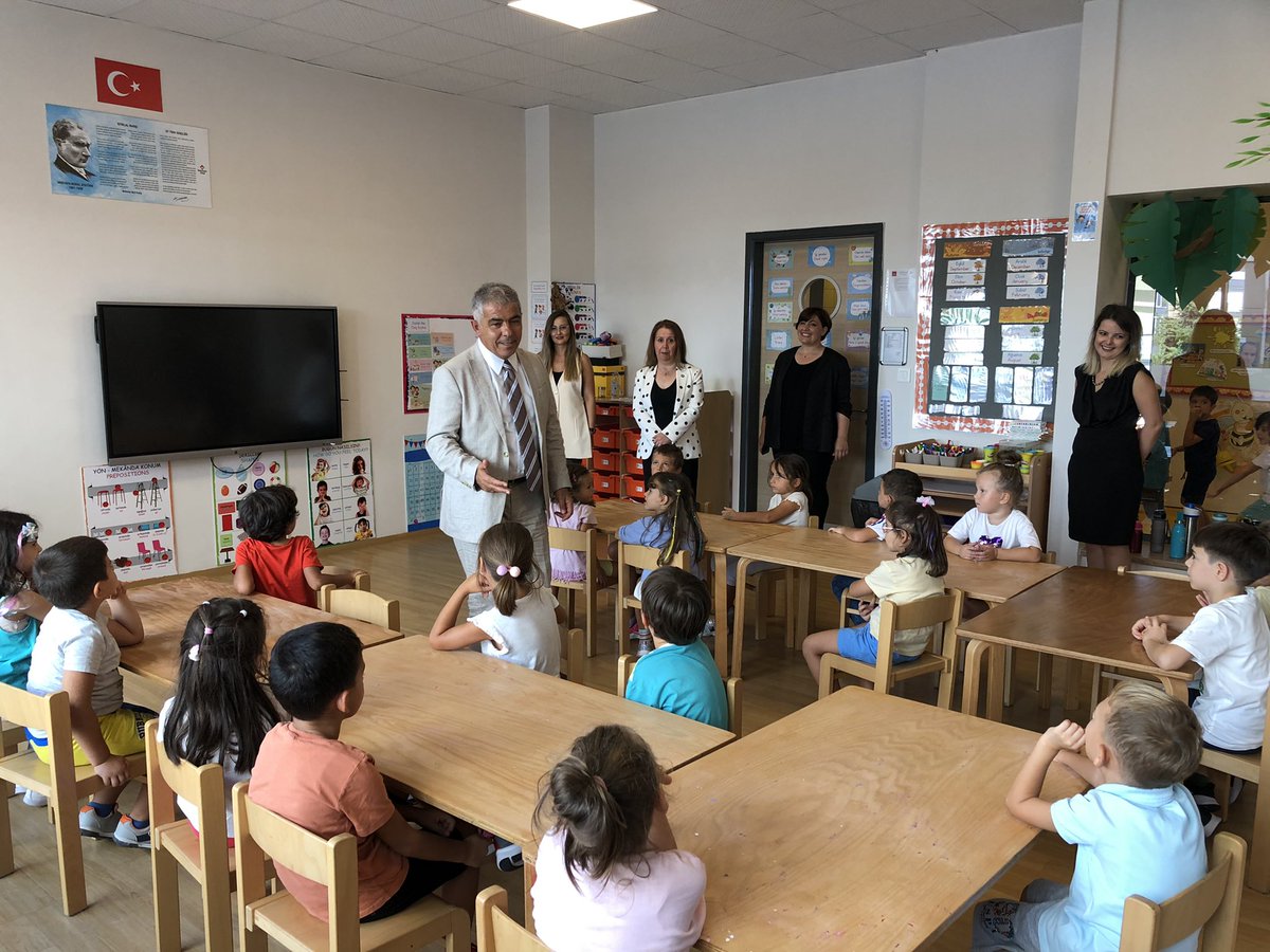 bk_tekirdag's tweet photo. Bahçeşehir Koleji Genel Müdür Yardımcımız Sn. Savaş Boyar ve Trakya Bölge Koordinatörümüz Sn. Sevtap Engin öğretmen ve öğrencilerimizle bir araya gelerek değerlendirmelerde ve iyi dileklerde bulundular. Kıymetli paylaşımları ve nazik ziyareti için teşekkürlerlerimizi sunarız.❤️💙 https://t.co/DW2tSAHJtA