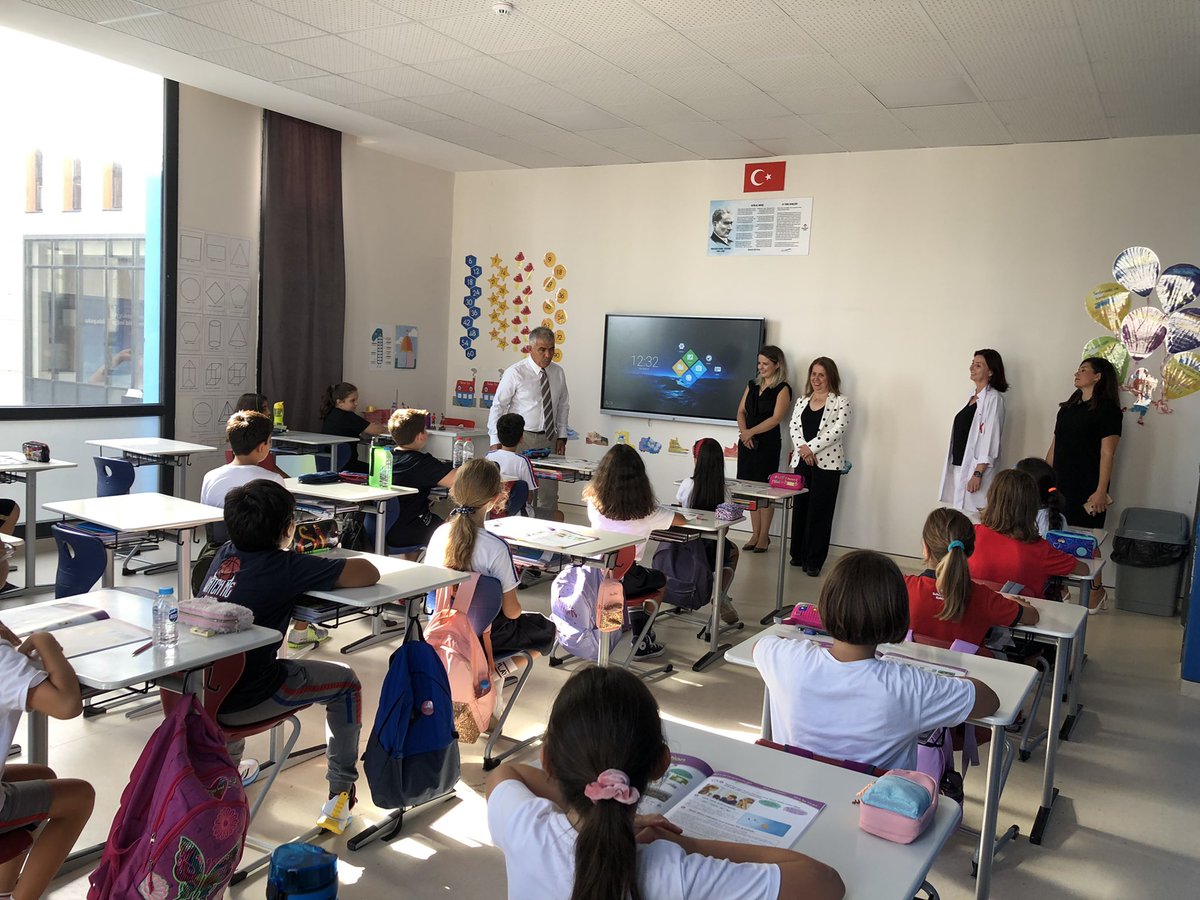 Bahçeşehir Koleji Genel Müdür Yardımcımız Sn. Savaş Boyar ve Trakya Bölge Koordinatörümüz Sn. Sevtap Engin öğretmen ve öğrencilerimizle bir araya gelerek değerlendirmelerde ve iyi dileklerde bulundular. Kıymetli paylaşımları ve nazik ziyareti için teşekkürlerlerimizi sunarız.❤️💙