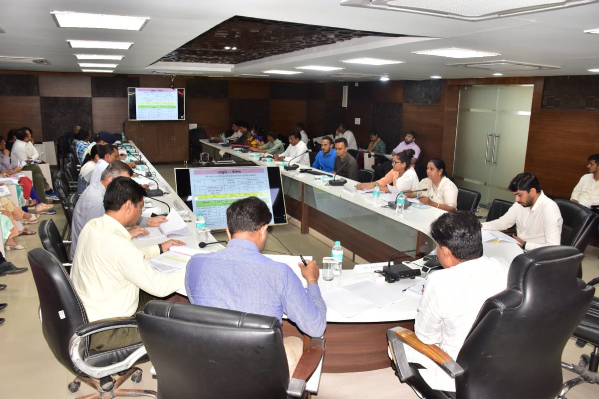 માન.પ્રભારીમંત્રીશ્રી <a href="/iarjunsinhbjp/">Arjunsinh Chauhan</a>ના અઘ્યક્ષપદે જી.આ.જા.વિ.મં.ની બેઠકમાં ન્યુ ગુજરાત પેટર્ન યોજના વર્ષ ૨૨-૨૩ની હેઠળ તા.આ.જા.વિ.સ. દ્વારા મળેલ રૂ.૧૧૬૭.૯૯ લાખના ૮૯૯ કામોનુ આયોજન મંજૂર કર્યું &amp; છેલ્લા ૨ વર્ષના બાકી કામોની સમીક્ષા કરી.<a href="/CMOGuj/">CMO Gujarat</a> <a href="/pkumarias/">Pankaj Kumar</a> <a href="/GujTDDept/">Guj Tribal Dept.</a> <a href="/CollectorGodhra/">Collector Panchmahal</a>