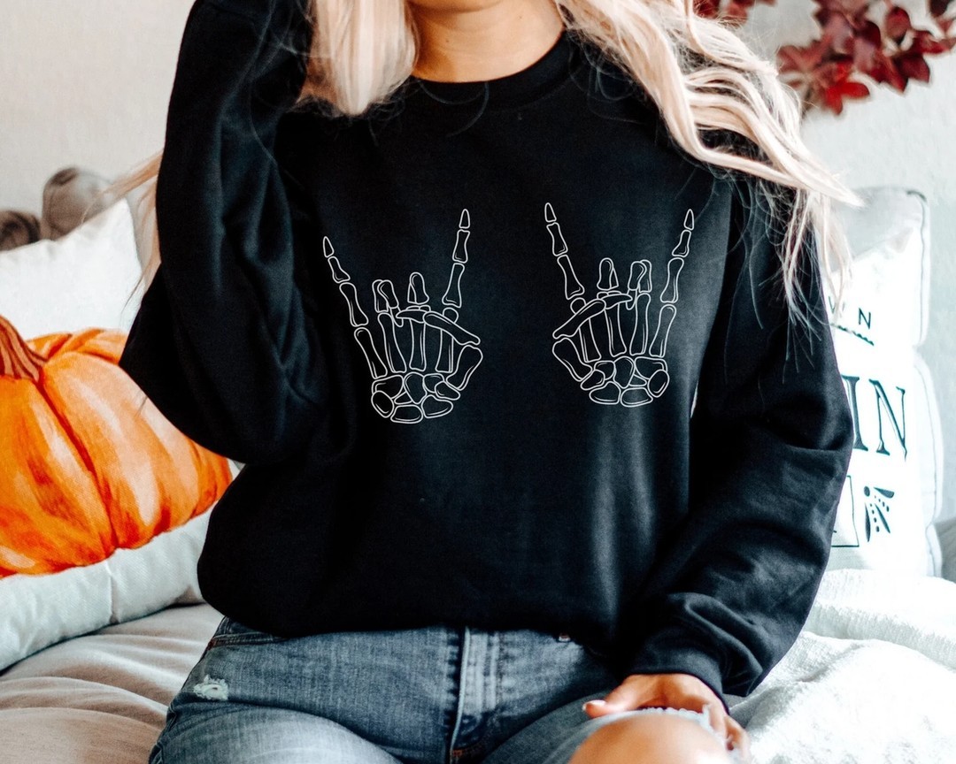 Halloween is just around the corner and our halloween sweatshirts are ready to give you a fresh look 💪 🎃 #smallbusiness #halloween #gooddays
