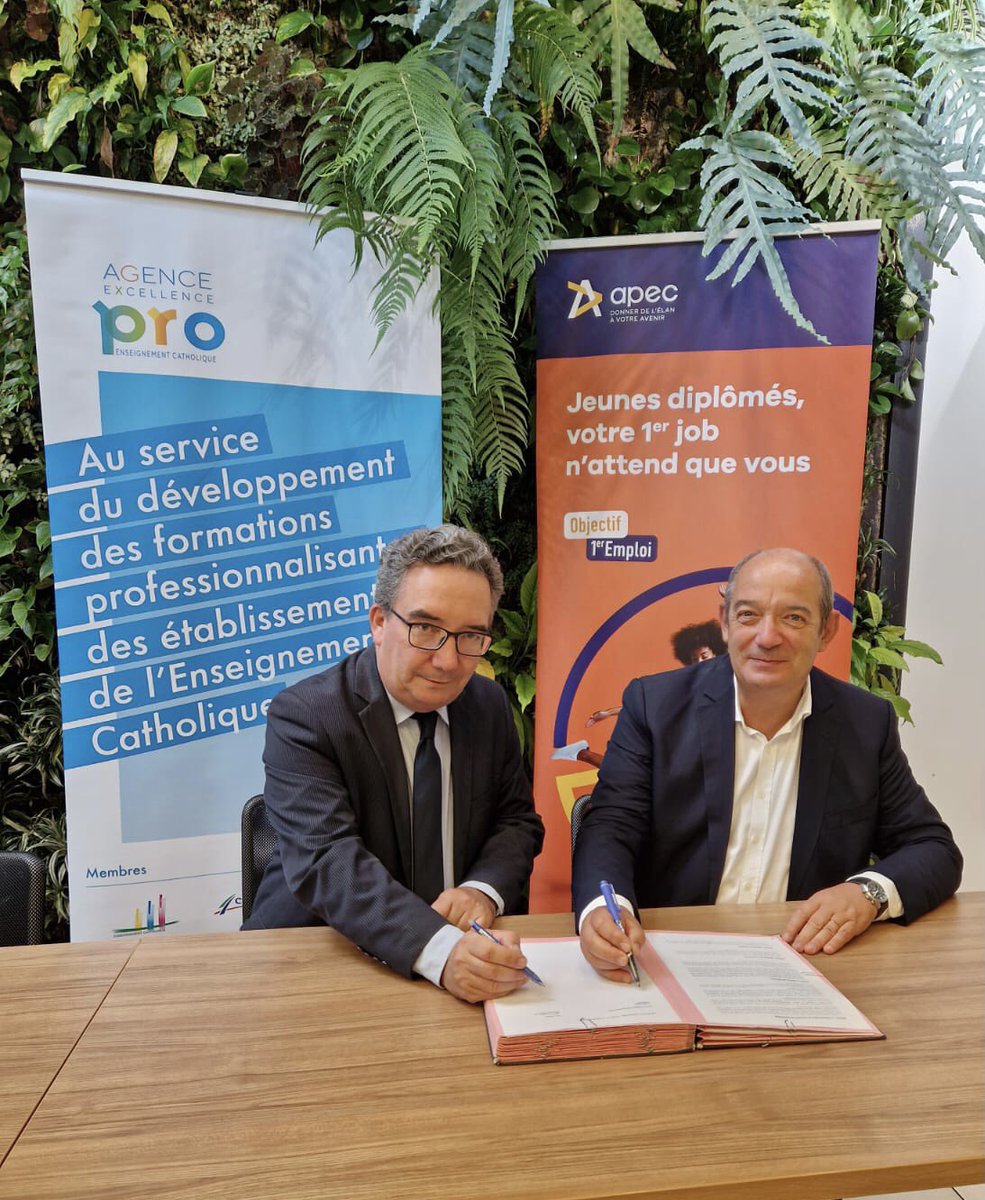 GillesGateau's tweet photo. Nouvelle signature de #partenariat avec le réseau @ExcellenceProEC.
@Apecfr s’engage à favoriser l’insertion des #jeunes #diplômés, apprentis et à accompagner le recrutement des compétences cadres : des actions qui seront déclinées sur l’ensemble du territoire avec chaque #CFA ! https://t.co/Ktdqth84cb