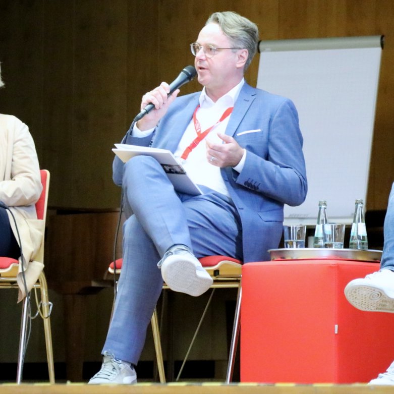 HWR_Berlin's tweet photo. #Microdegrees können hilfreich sein, um neue Studiengruppen zu erschließen, sagt @bpshwrberlin-Direktor Prof. Matthias Tomenendal auf #dgwf2022 👉 Wissensch. #Weiterbildung braucht neue Formate für #WissensUpgrade zusätzl. zu formalen wiss. Abschlüssen #Bachelor #Master https://t.co/BU9lrGVI1x