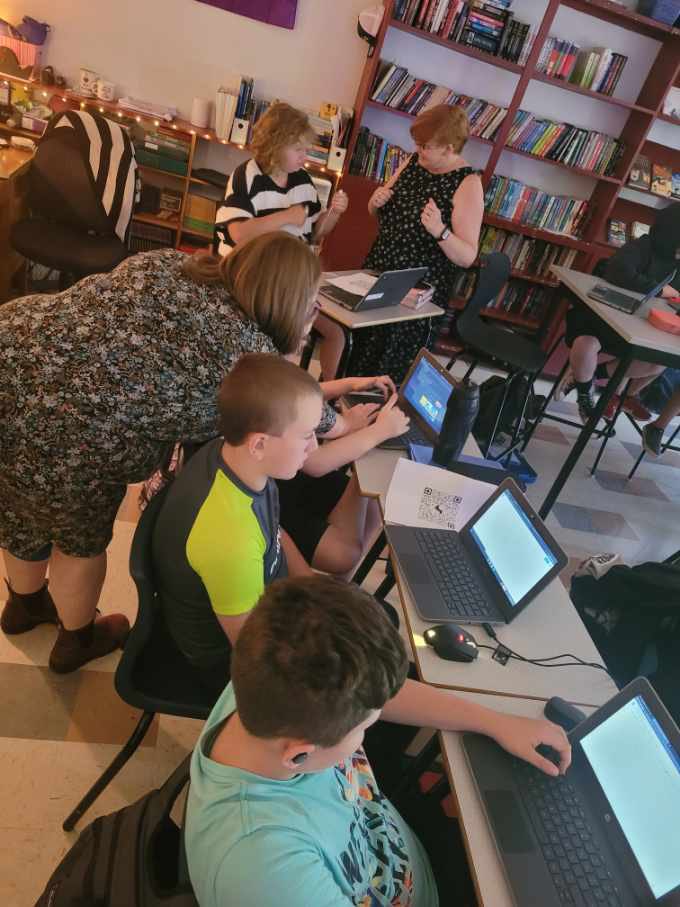 ssrsbngrhs's tweet image. Ms. Gates’ grade sevens are learning all about the different applications that their chrome books have with Ms. Crawford and Ms. Carrie @SSRCE_NS @assisttech1 @SSRCELiteracy