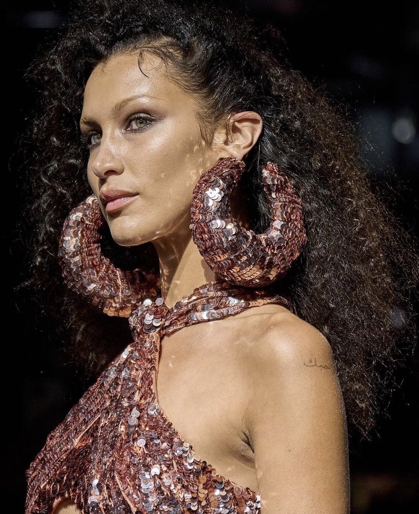 bghadidarchive's tweet photo. bella hadid for tom ford ss23 details https://t.co/T8apMAAU8k