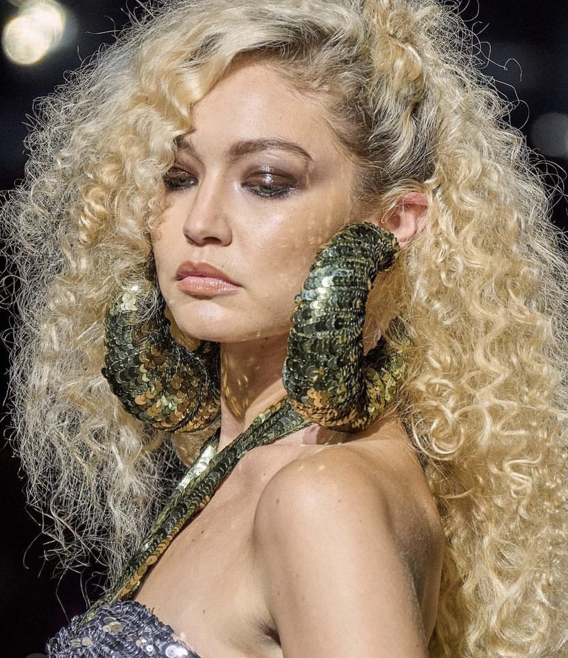 bghadidarchive's tweet photo. gigi hadid for tom ford ss23 details https://t.co/qc5mXcEsUG