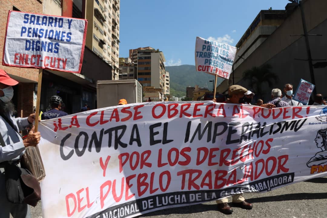 EfectoCocuyo's tweet photo. #Ahora Trabajadores y jubilados públicos se concentran en la esquina de Salas este #15Sep para marchar hasta el TSJ y exigir la derogación del instructivo Onapre, exigencia que tiene más de dos meses. https://t.co/efnXYs9ras