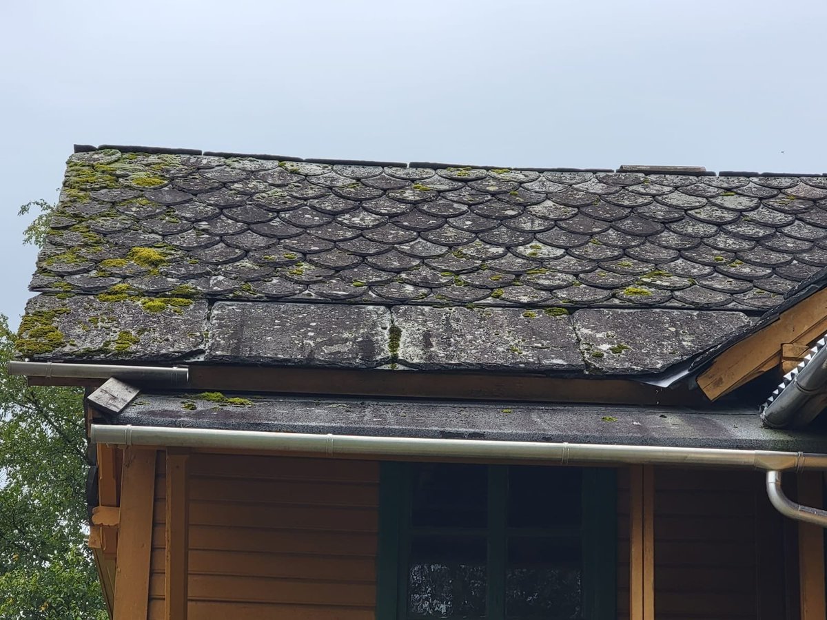 DarrenMcLean_uk's tweet photo. BTW, this is part of traditional training through the Norwegian museum Hardanger Fartøyvernsenter 
#slate #slating #Norway #roofing https://t.co/WIItmSZjyb