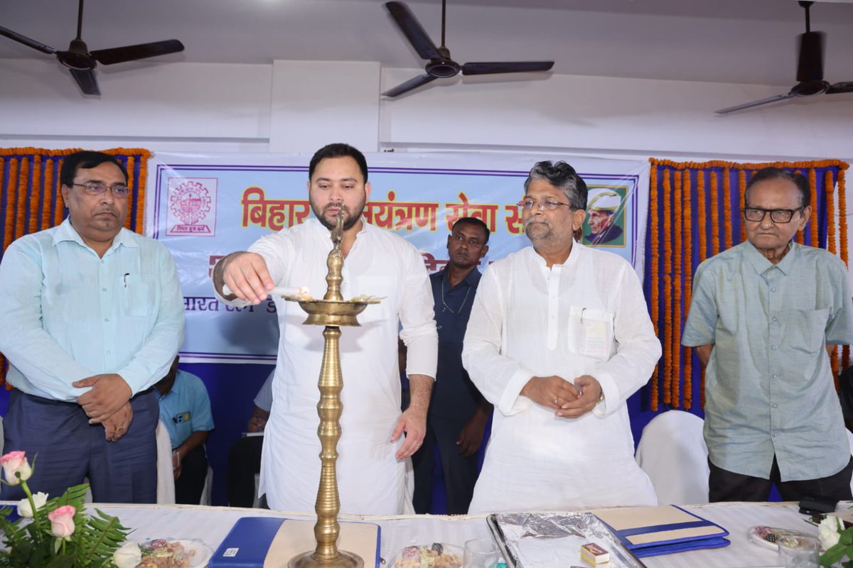 yadavtejashwi's tweet photo. आज Bihar Engineering Services Association द्वारा आयोजित 55वें अभियंता दिवस समारोह में उपस्थित अभियंताओं को संबोधित किया।

सभी इंजीनियर्स आधुनिक विश्वकर्मा है। यही विकास, प्रगति और समृद्धि की बुनियाद रखते है तथा उसी पर प्रदेश की खुशहाली की इमारत खड़ी होती है। https://t.co/BEv3eSbhwh