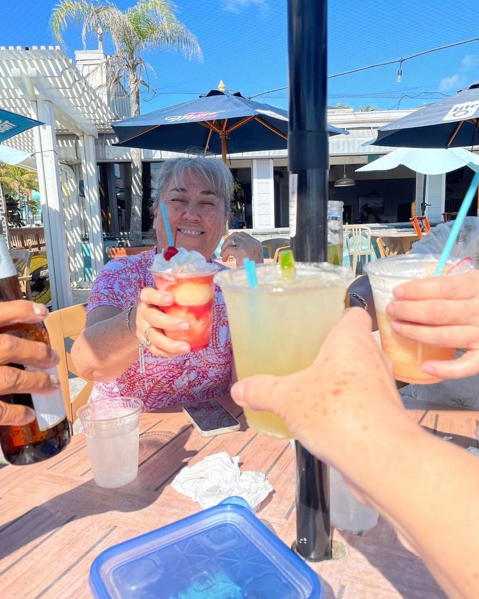 Cheers to good times and good friends! Come visit us for our daily happy hour specials from 3-6pm. 

📷: leonor6684

#PierSideFMB
#FortMyersBeach