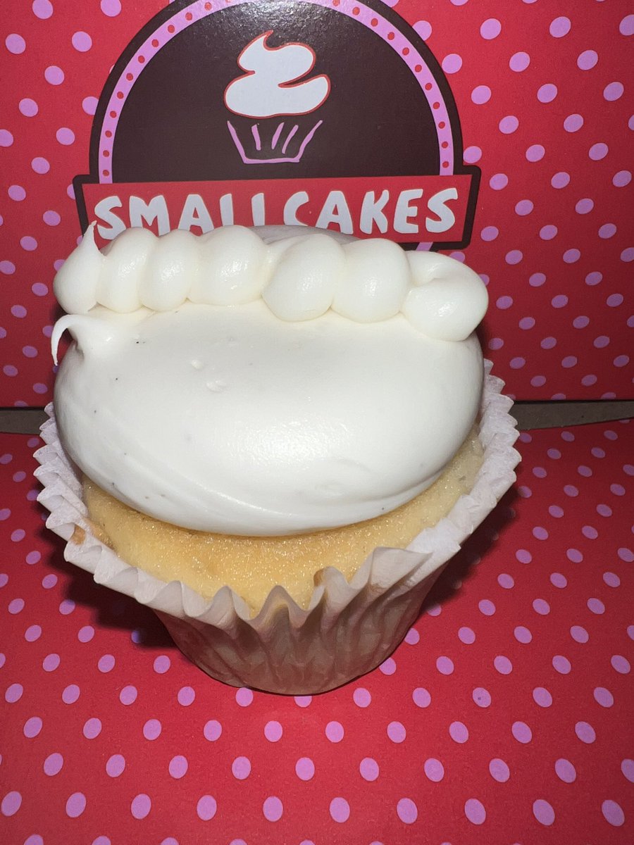 SmallCakesNDH's tweet photo. Hey guys! Today’s #yummy specials are #ChocolateMallow #VanillaCream &amp; #DecadentVanilla #Cupcakes +17 #delicious daily #cupcake flavors! Order pickup at 404.621.9634 or https://t.co/MTIy7NEtp6! Or get delivery thru UberEats GrubHub or DoorDash! https://t.co/y4cXTo3yuf
