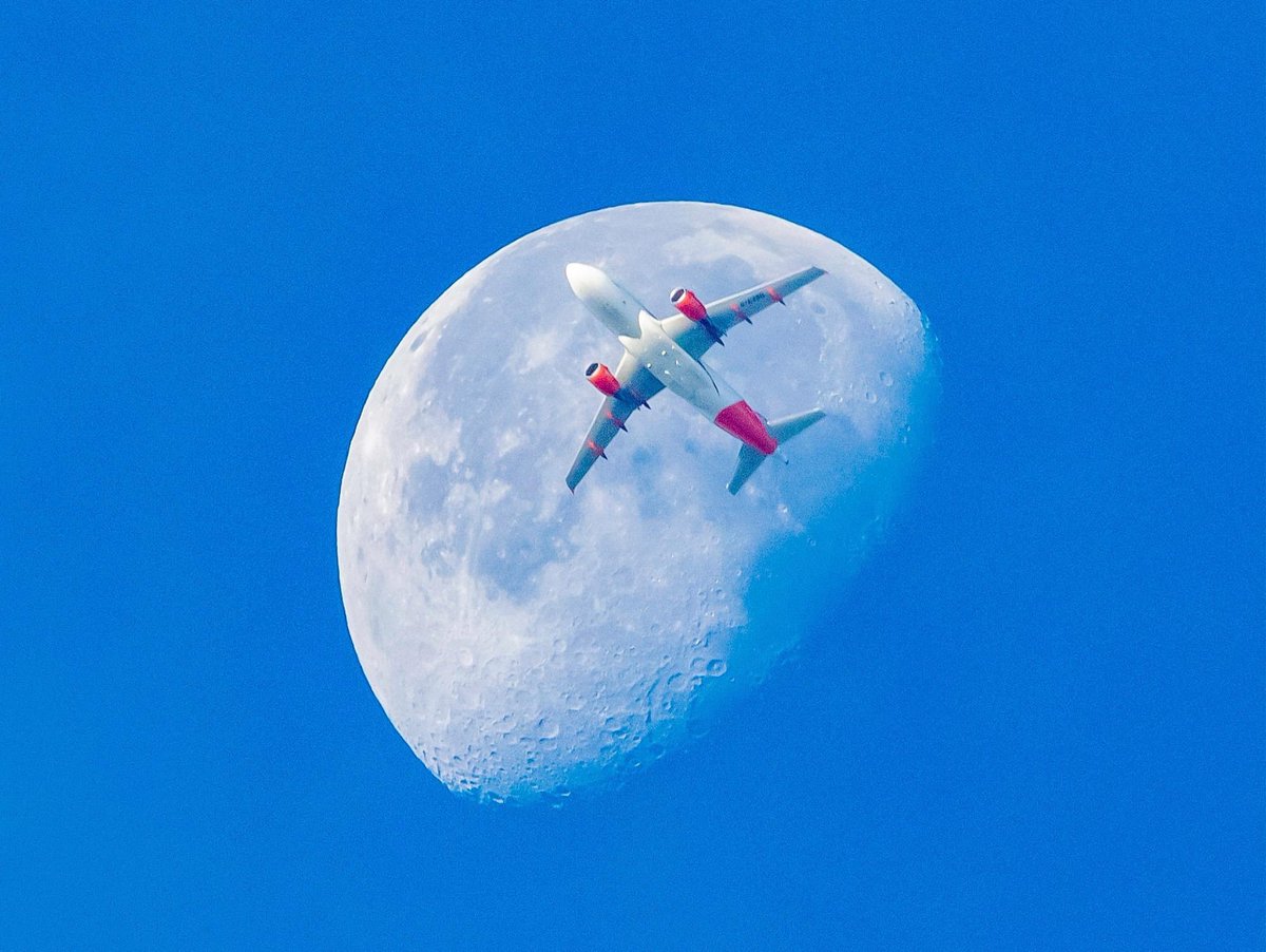 Lucky shot of a plane flying to the moon this morning  taken at Bradfield,Sheffield @SheffieldStar @itvcalendar @ManchesterAirp #aviation