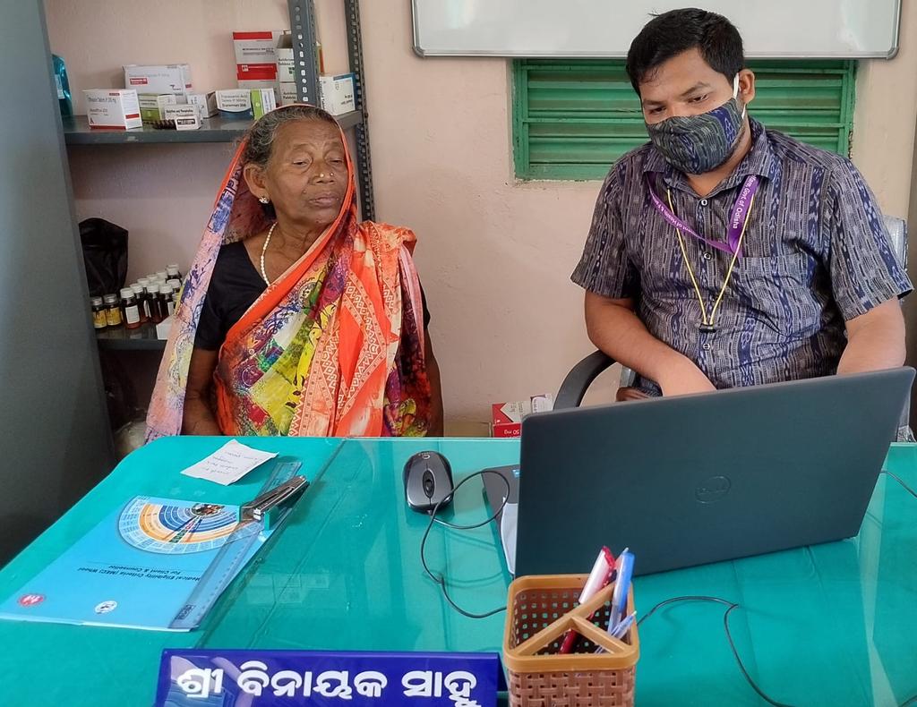 NISHTHA_CPHC's tweet photo. Providing on-time specialised consultation to the community members.
Glimpse from HWC Rdpalli Ganjam, #Odisha as CHO conducts Tele-consultation session for elderly members. 
@HFWOdisha @usaid_india @vishalchauhan_1 @MoHFW_INDIA @vishalchauhan_1 https://t.co/SNlmLyvr5o
