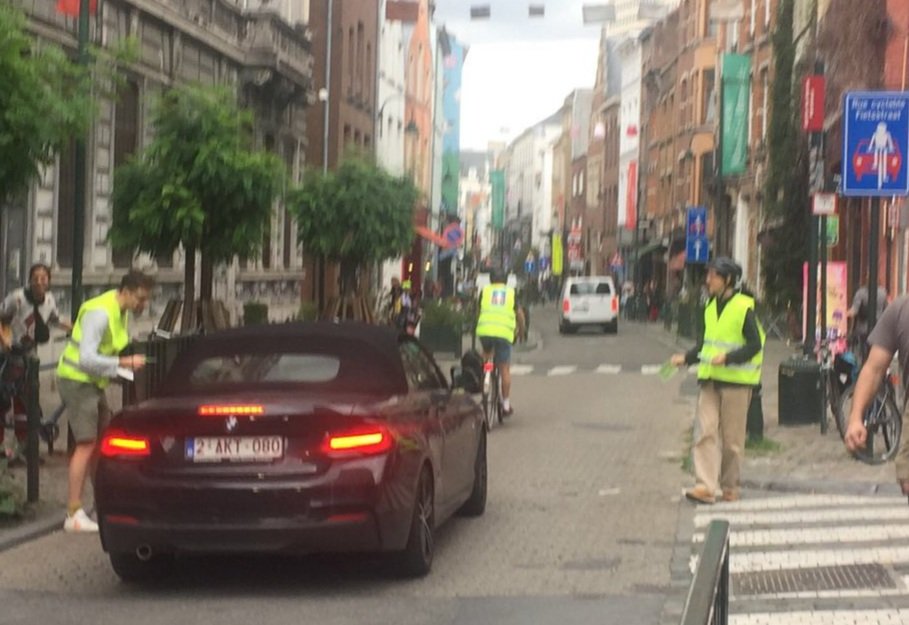De nouvelles rues cyclables à @VilleBruxelles ? On est là pour rappeler aux automobilistes le code de la route (et donner des chocolats aux plus sympa 😋 )
#MonTrajetNotreSecurite