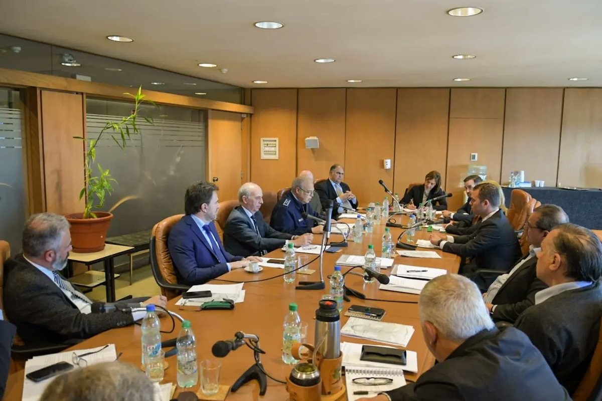 En la Comisión de Transporte que presido, recibimos ayer al Ministro de Defensa Dr Javier García, a la DINACIA, y al Dip. Sebastián Cal quien expuso un proyecto de ley que modifica el Código Aeronáutico, específicamente sobre los seguros de las aeronaves.
<a href="/Cabildo_UY/">Partido Cabildo Abierto</a>