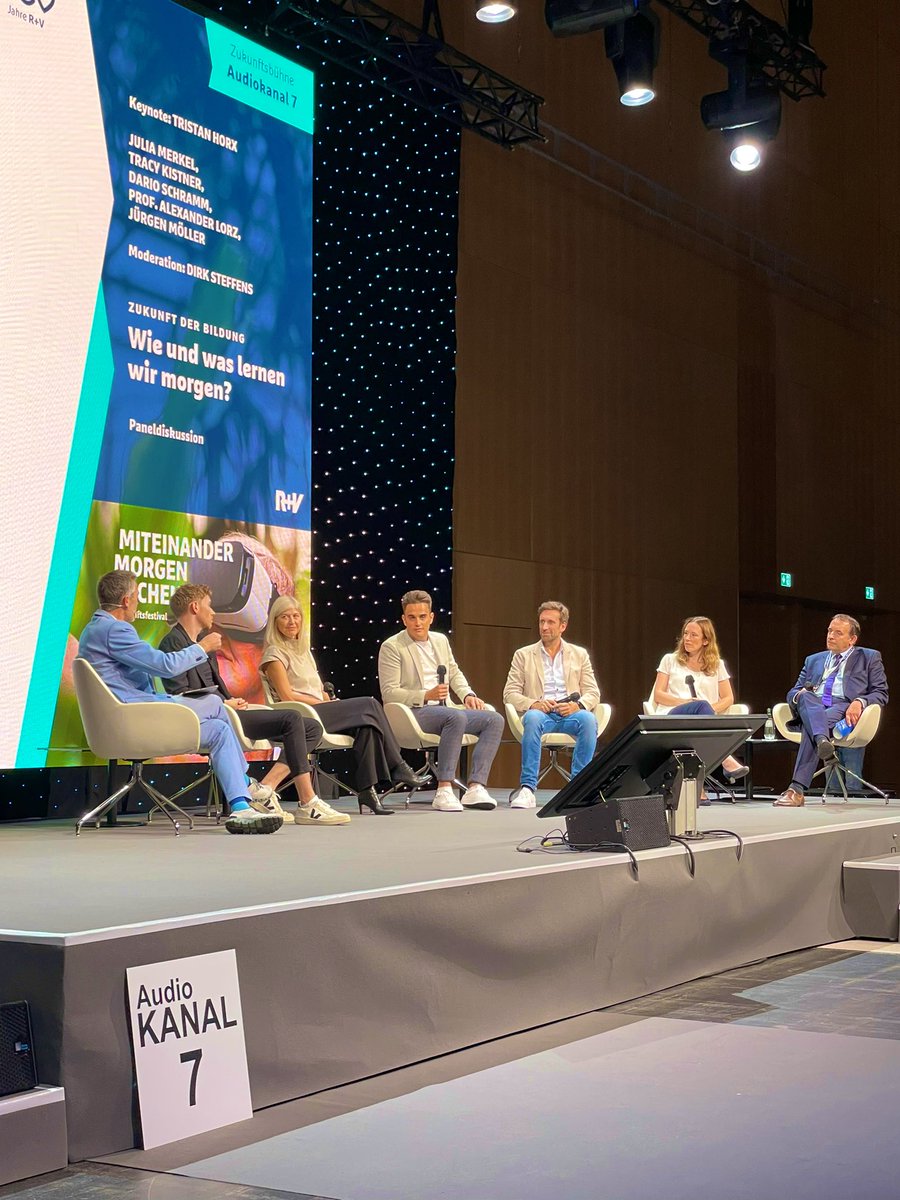 Welche Schule brauchen wir heute wirklich? Worauf sollten Kinder vorbereitet werden? Und woran liegt es, dass wir es nicht ändern? Paneldiskussion mit dem Einblick: Systeme lassen sich schwer ändern. #aneinemstrangziehen #bildung #Zukunftsfestival <a href="/ruv_news/">R+V News</a> <a href="/ruv_de/">R+V Versicherung</a>