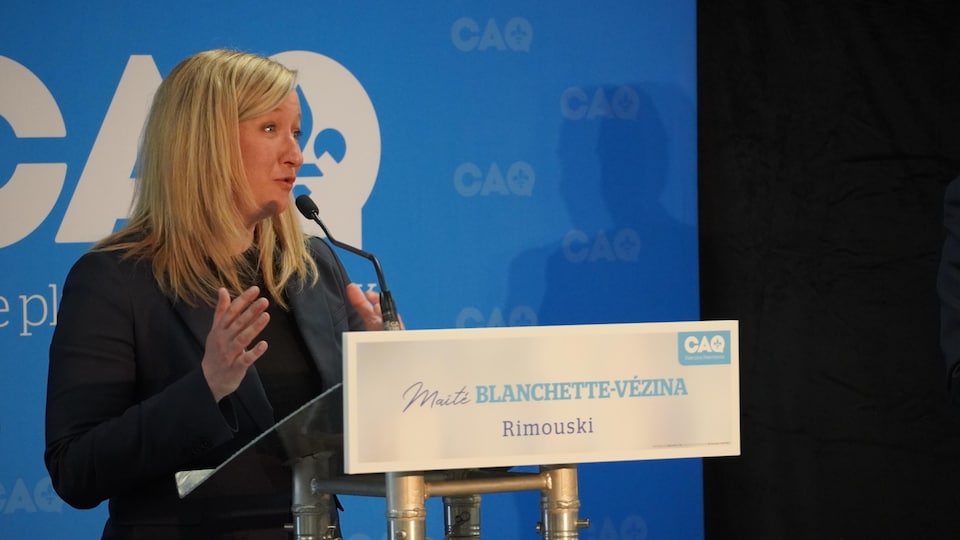 mftremblay's tweet photo. La candidate de la CAQ dans Rimouski refuse de se prononcer à propos du troisième lien. Elle a esquivé les questions à ce sujet plus tôt cette semaine. « Ce sont les gens de Québec qui ont ce projet-là, ici c'est de l'autoroute 20 dont les citoyens me parlent ». #iciest https://t.co/vkwRcL1uIG