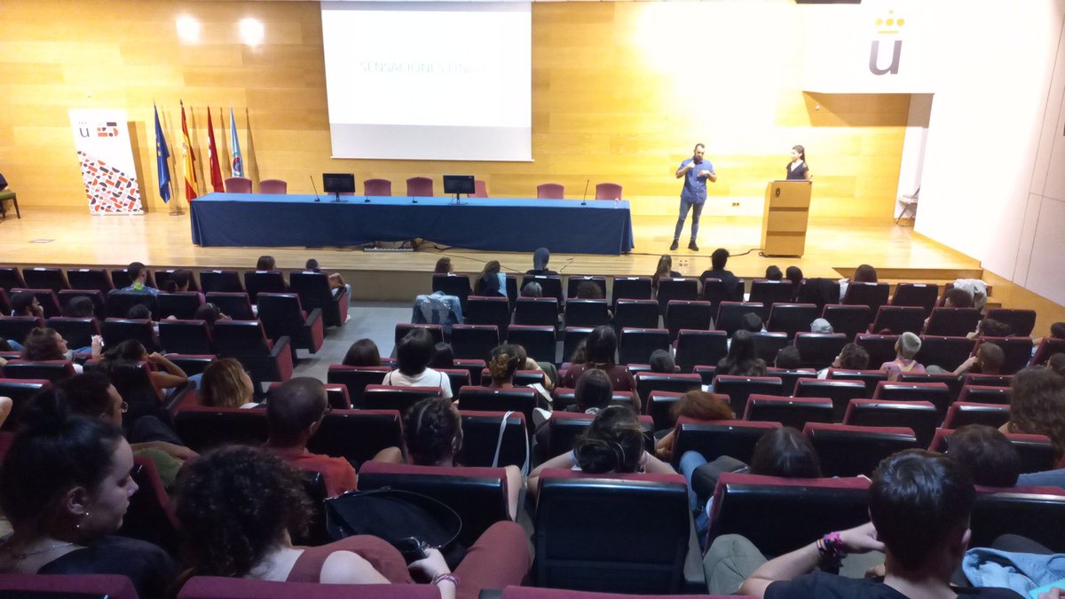 Y toma la tarima el alumnado del <a href="/gradoLSE_URJC/">Grado LSE URJC</a>...Yolanda Manzano y Fernando Díaz exponen su trabajo acerca de la opinión de algunas personas oyentes sobre el papel y la figura del intérprete de lengua de signos 🙌🏼🙌🏼🙌🏼 #jornadasILSurjc