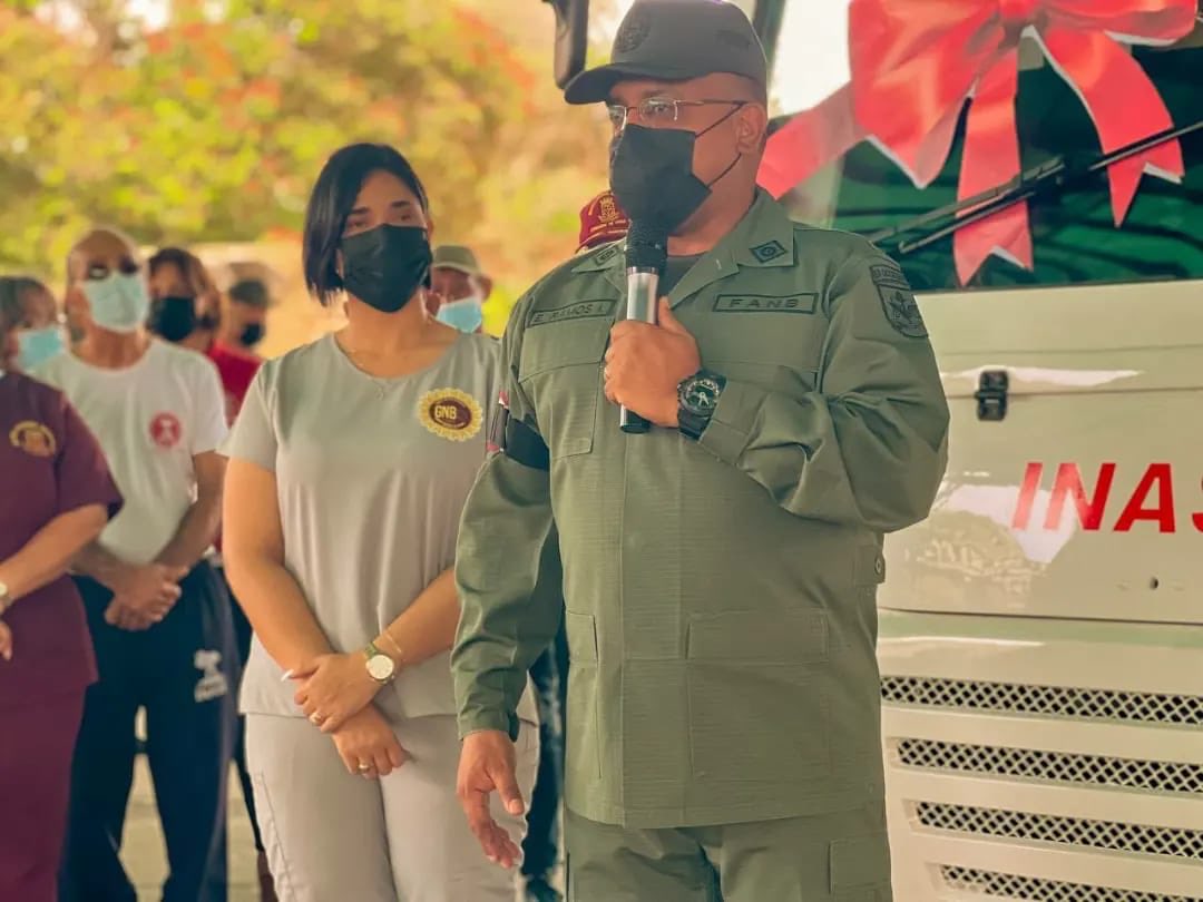 GnbCASZulia's tweet photo. Por el bienestar de nuestros abuelos y abuelas realizamos entrega a la Lcda Adilen de Ramos Directora del @INASSZULIA1, autobús totalmente recuperado, para el beneficio de nuestros adultos mayores 
#15Sep #ExpoFeriaIránVenezuela2022
#SomosGNBGarantíaDePaz
#YoSoyFANB https://t.co/DfpmWm1hJe