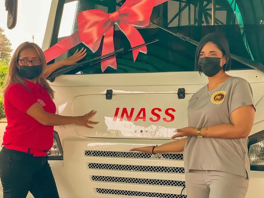 GnbCASZulia's tweet photo. Por el bienestar de nuestros abuelos y abuelas realizamos entrega a la Lcda Adilen de Ramos Directora del @INASSZULIA1, autobús totalmente recuperado, para el beneficio de nuestros adultos mayores 
#15Sep #ExpoFeriaIránVenezuela2022
#SomosGNBGarantíaDePaz
#YoSoyFANB https://t.co/DfpmWm1hJe