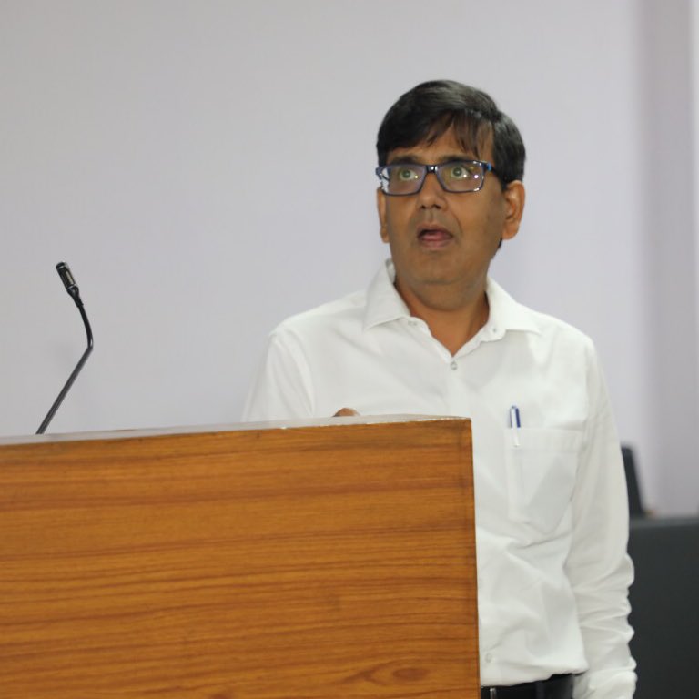 ritu_trivedi's tweet photo. Day 4 of CME talks by Dr Rabi Bhatta &amp; Dr Prabhat Mishra @prabhatcdri on Pharmaceutics-kinetics  to neuro pharmacology by Dr Prem Narayan Yadav @PremNYadav1 @CSIR_CDRI @CSIR_IND @viswajananis @DrSanjivYadav https://t.co/KEfcTWyJ5o