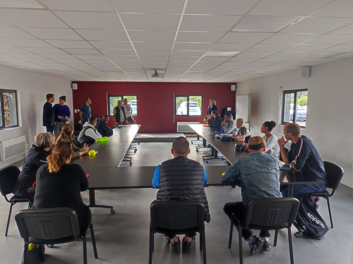 Intégration, visite du parc, présentation de l'entreprise.
12 futurs conducteurs SPL ont été accueillis ce jour chez #BILSDEROO #avecPôleEmploi pour préparer leur entrée en formation.
#TousMobilises pour optimiser les recrutements et accompagner la reprise d'emploi. 
<a href="/MoriauxCath/">Catherine Moriaux</a>