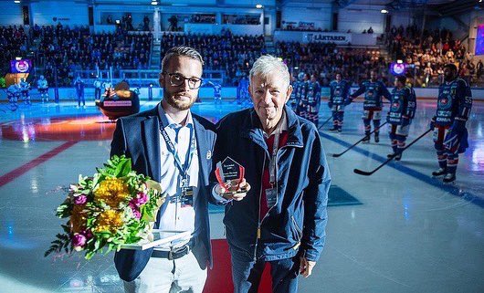 iko_officiell's tweet photo. Tack Martin! 💙❤️

– I grund och botten handlar min drivkraft och min passion om kärlek till min hemstad. Hockeyn var och är en lokalpatriotisk symbol för staden, säger Martin Åkerberg.

Hela texten på https://t.co/jb0VqQpUa7. https://t.co/viPWkLfwQC