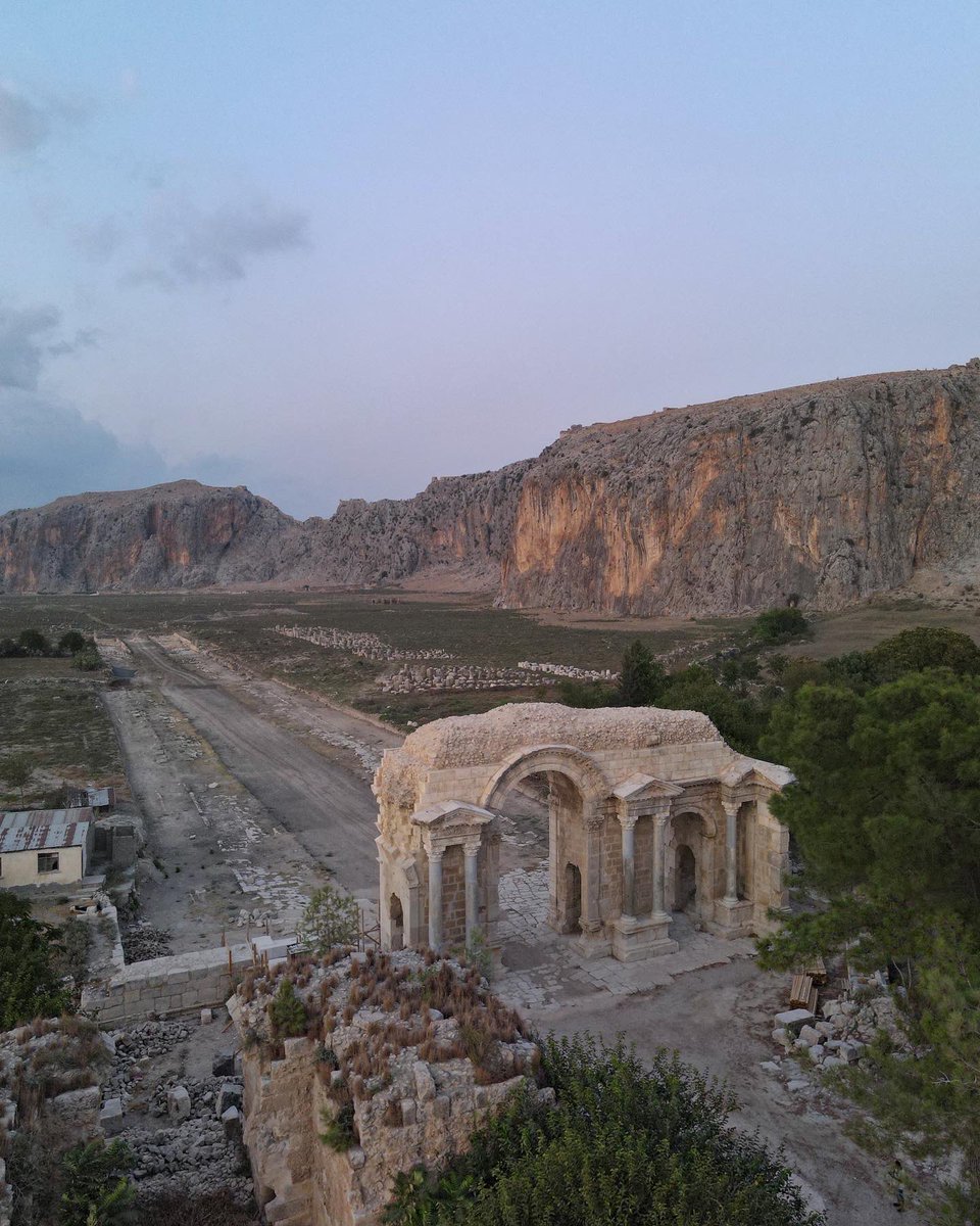 bizadanaliyik's tweet photo. UNESCO Dünya Geçici Listesi'nde bulunan, Efes'in 5 katı büyüklüğünde: Anavarza Antik Kenti 🏛

22,5 metre genişliği, 10,5 metre yüksekliğiyle en büyük anıtsal şehir kapılarından olan Zafer Takı'nın eski ihtişamına kavuşmasıyla ziyaretçilerine tarihe yolculuk yapmayı hedefliyor... https://t.co/5zpEaNEfAb