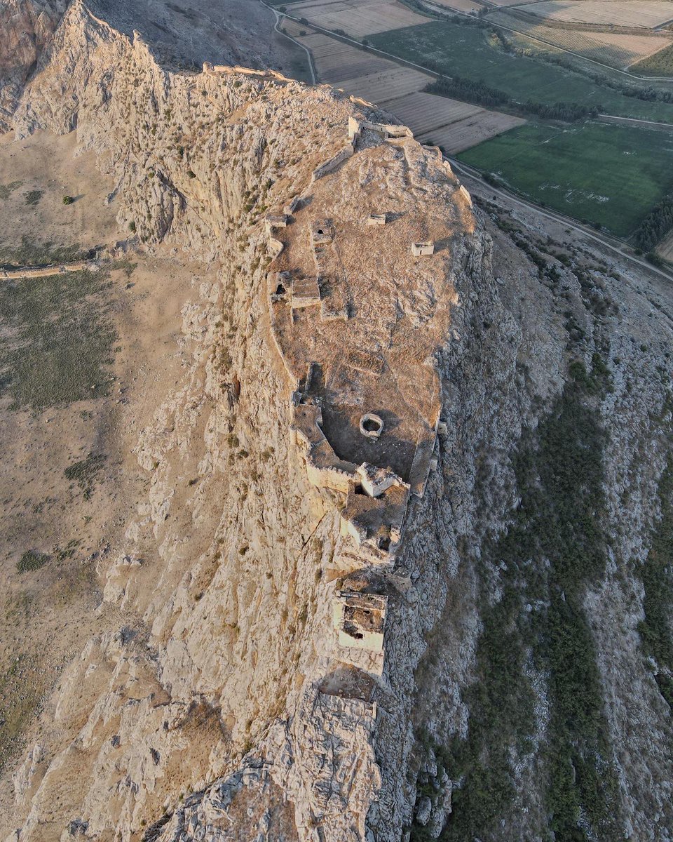 bizadanaliyik's tweet photo. UNESCO Dünya Geçici Listesi'nde bulunan, Efes'in 5 katı büyüklüğünde: Anavarza Antik Kenti 🏛

22,5 metre genişliği, 10,5 metre yüksekliğiyle en büyük anıtsal şehir kapılarından olan Zafer Takı'nın eski ihtişamına kavuşmasıyla ziyaretçilerine tarihe yolculuk yapmayı hedefliyor... https://t.co/5zpEaNEfAb